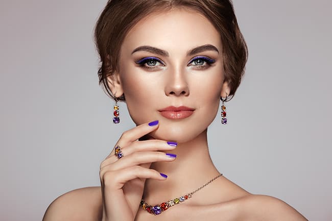 Frau beim Juwelier mit elegantem Schmuck